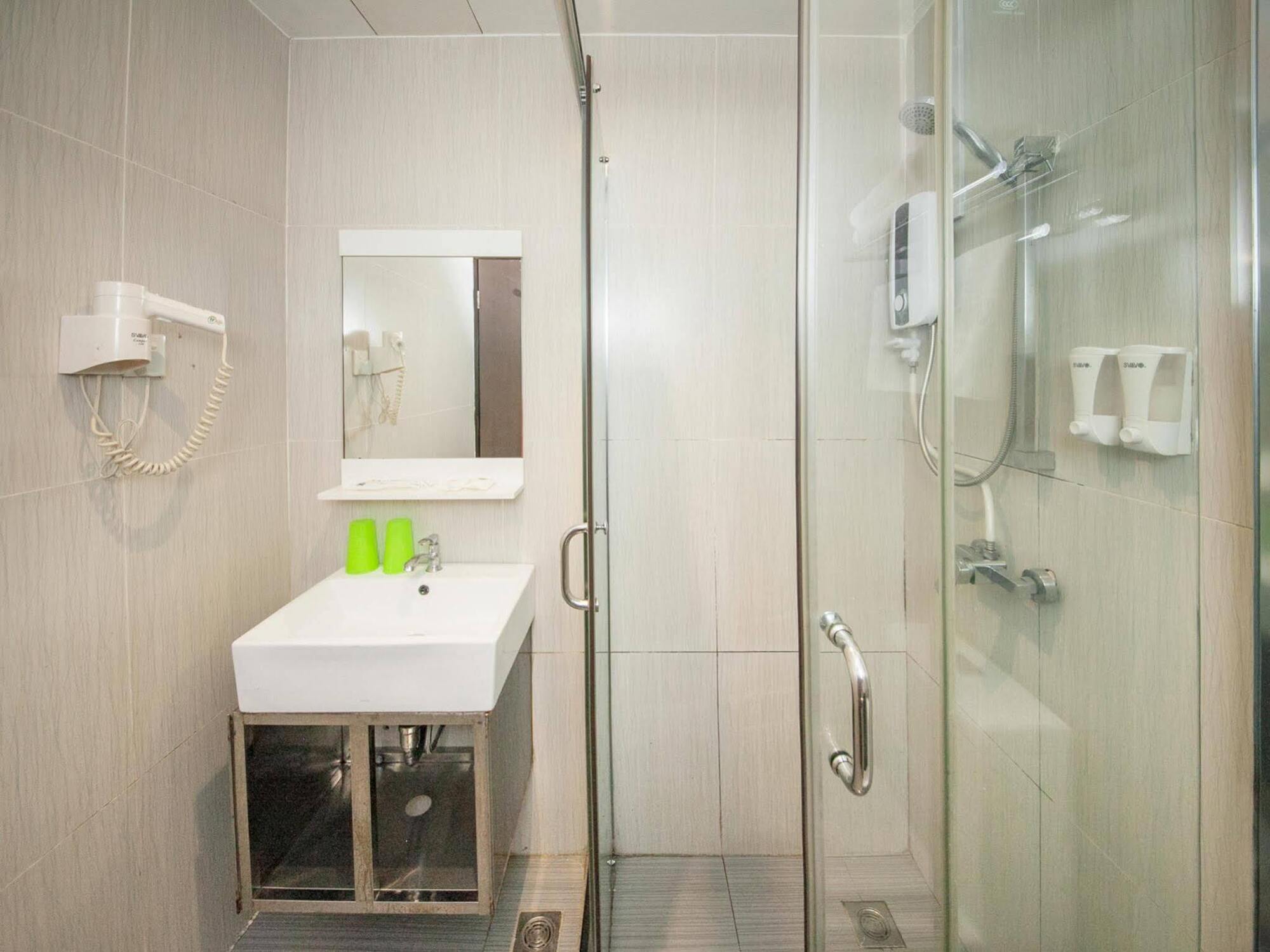 Oyo Rooms Warisan Square Кота-Кинабалу Экстерьер фото