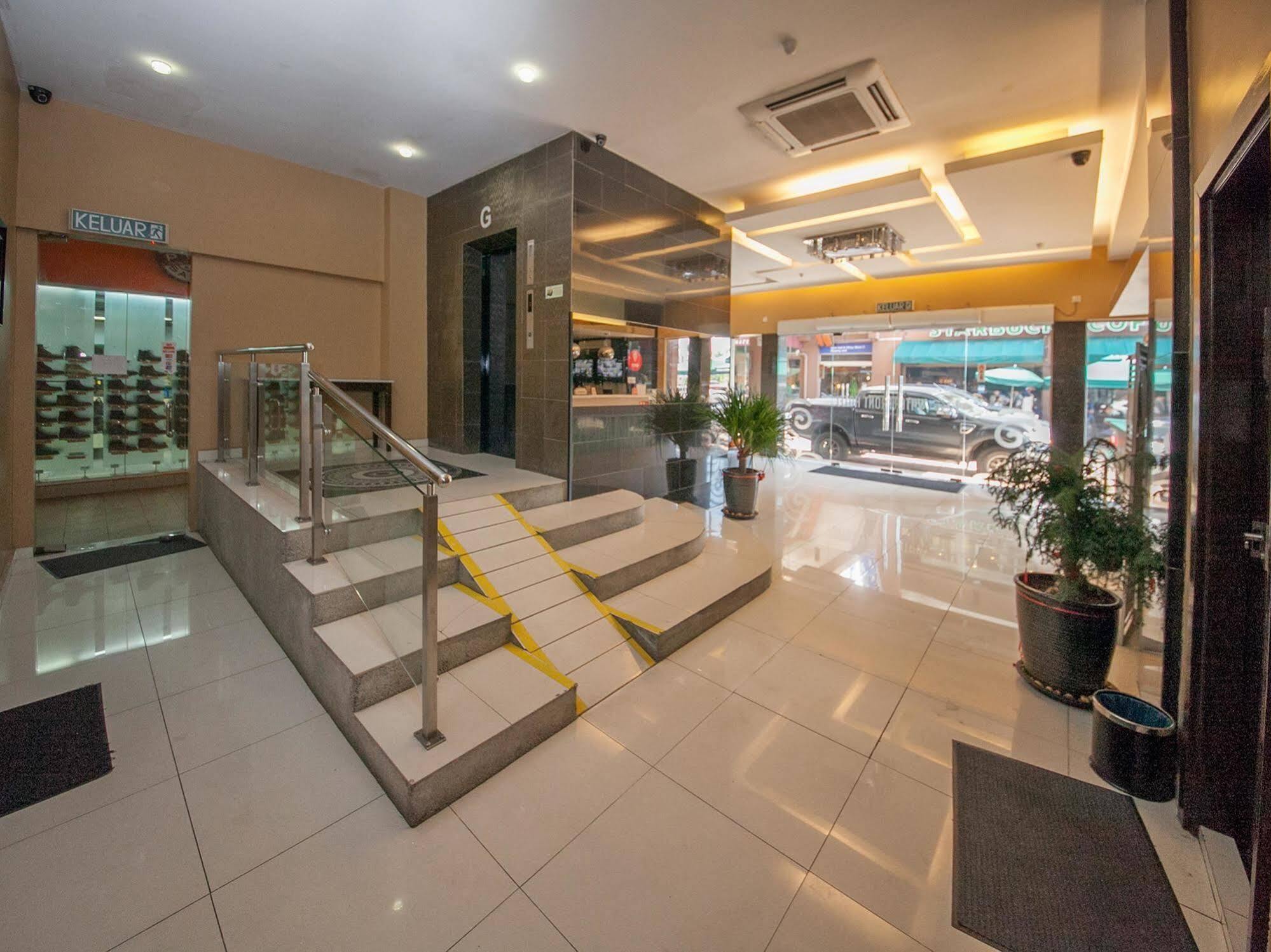 Oyo Rooms Warisan Square Кота-Кинабалу Экстерьер фото