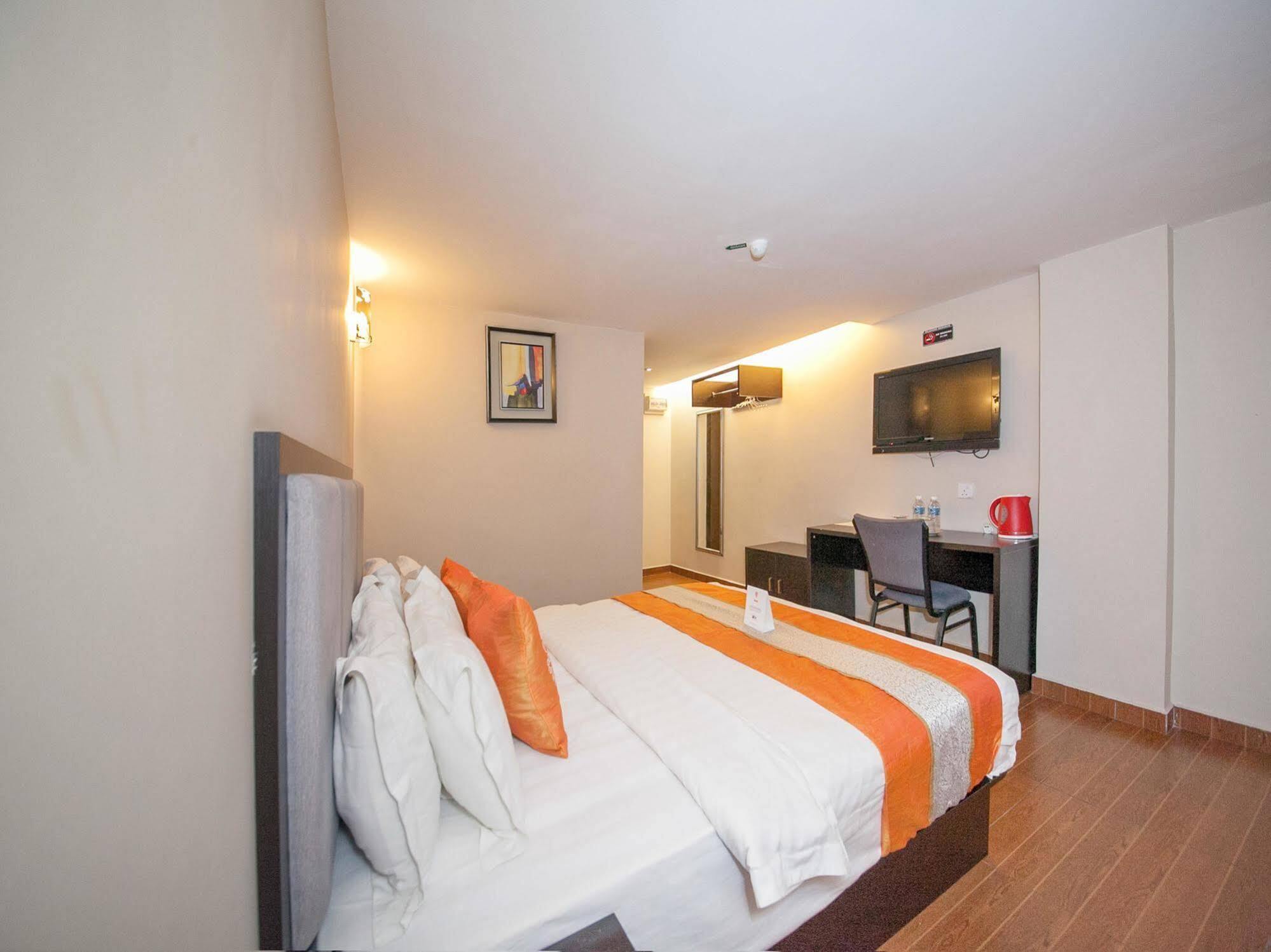 Oyo Rooms Warisan Square Кота-Кинабалу Экстерьер фото