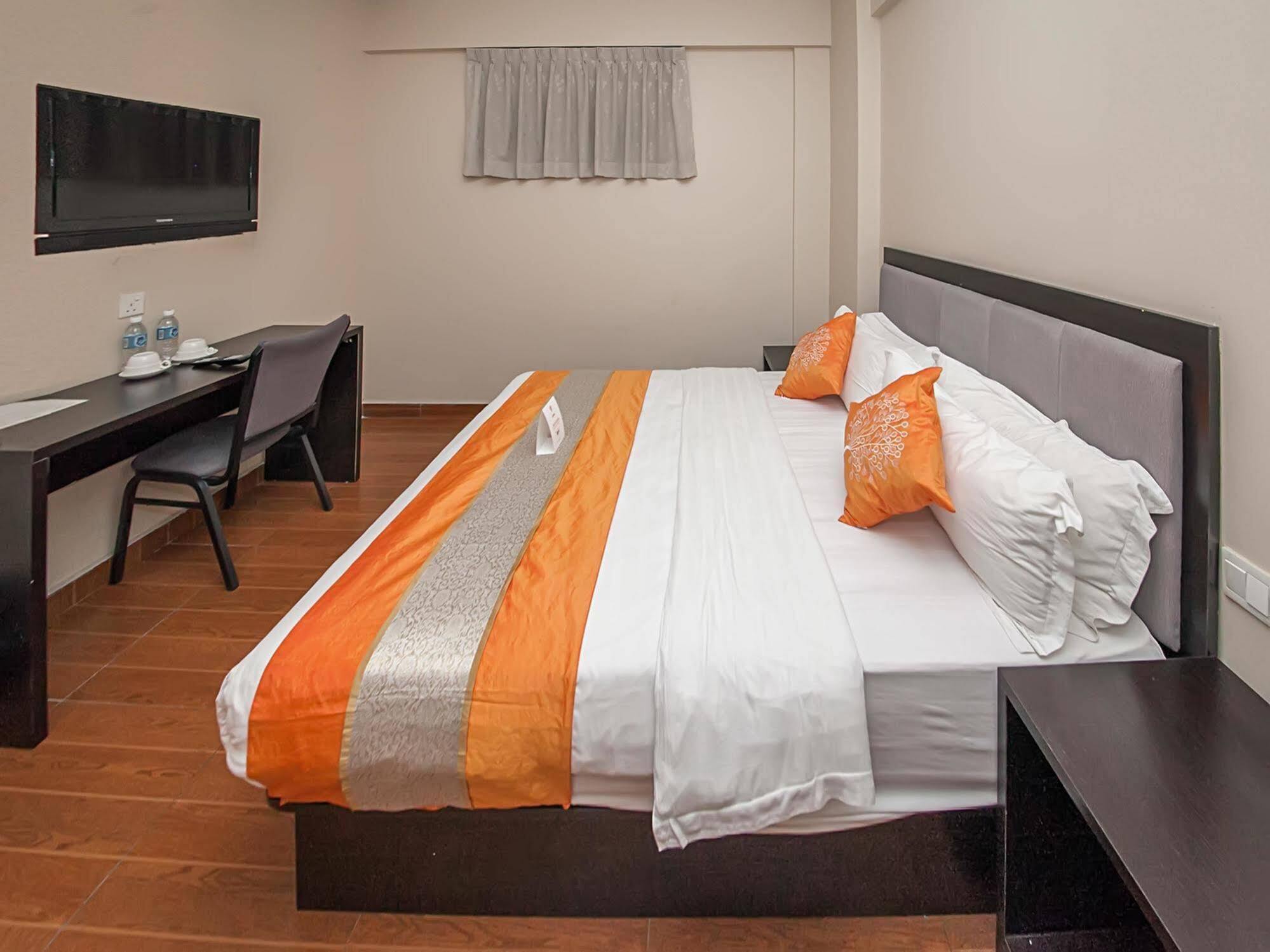 Oyo Rooms Warisan Square Кота-Кинабалу Экстерьер фото