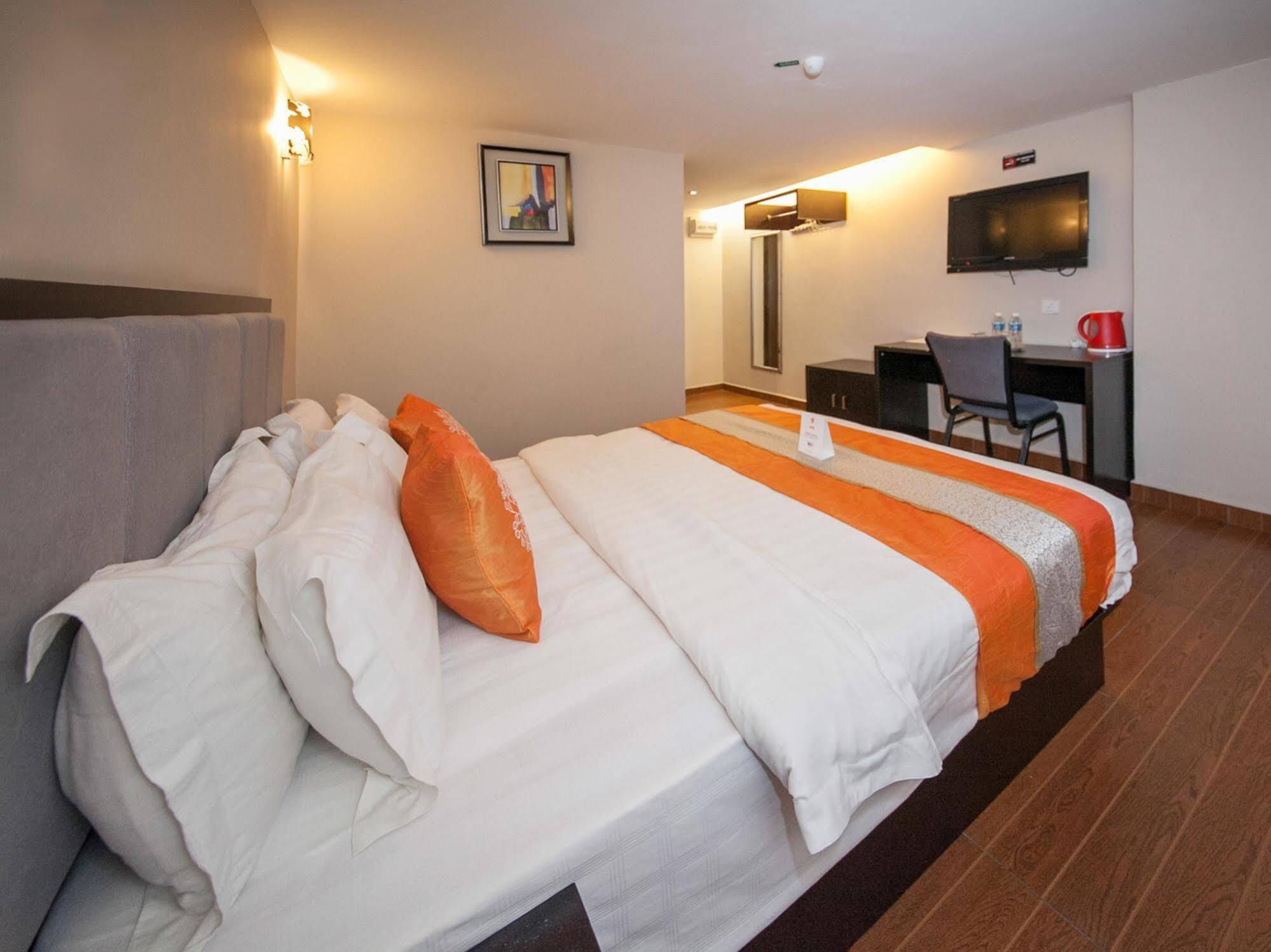 Oyo Rooms Warisan Square Кота-Кинабалу Экстерьер фото