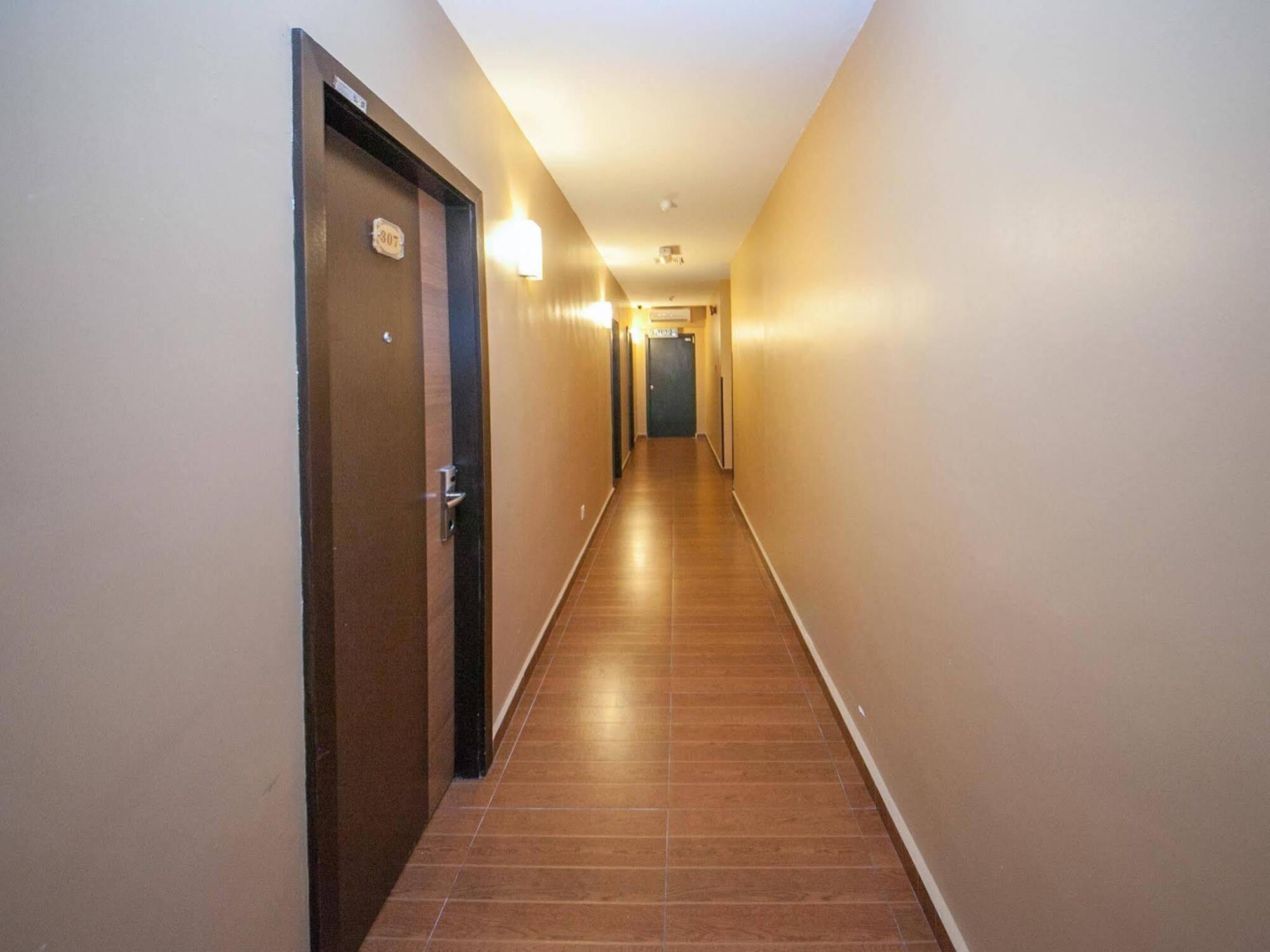 Oyo Rooms Warisan Square Кота-Кинабалу Экстерьер фото